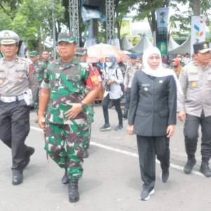 Khofifah Pimpin Apel Gelar Pasukan Harlah 1 Abad NU