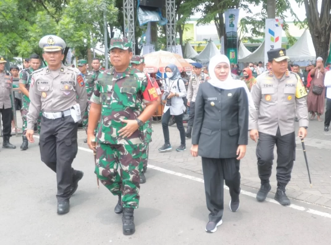 Khofifah Pimpin Apel Gelar Pasukan Harlah 1 Abad NU