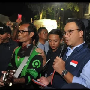 Pulang Kampung! Anies Malam Mingguan di Tunjungan Surabaya