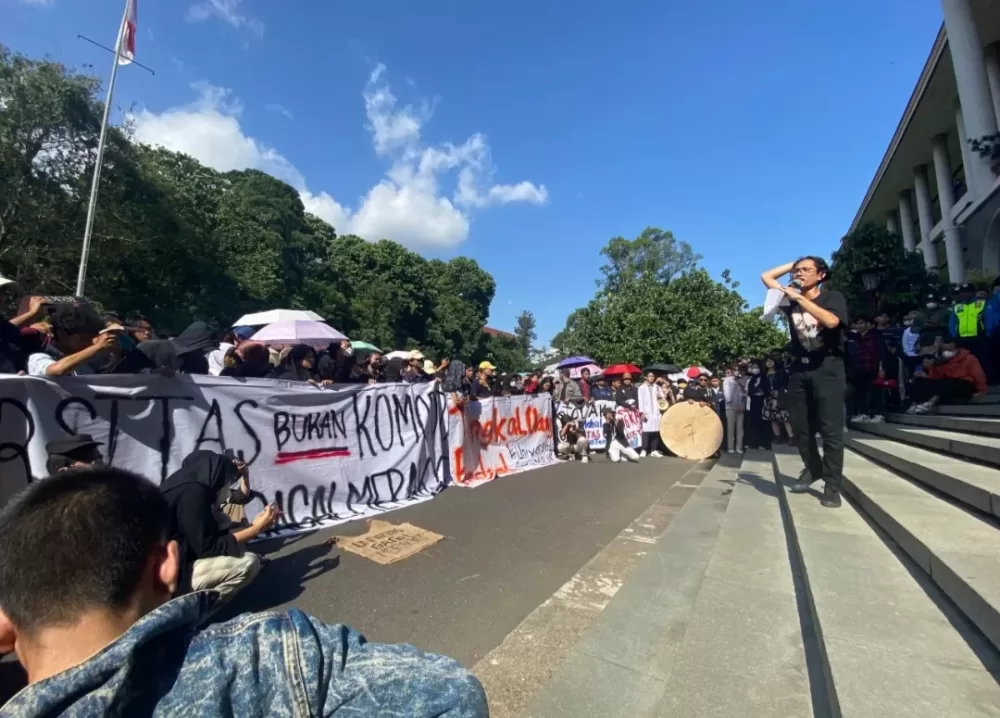 Aksi Demo Damai Aliansi Mahasiswa UGM Tolak Uang Pangkal