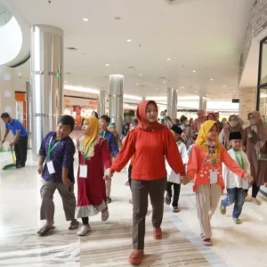 Walikota Mojokerto Ning Ita Ajak Anak Yatim dan Disabilitas Belanja di Mall