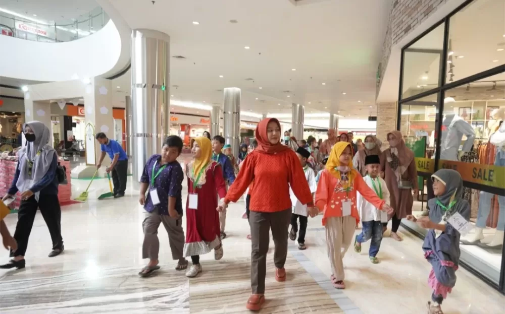 Walikota Mojokerto Ning Ita Ajak Anak Yatim dan Disabilitas Belanja di Mall