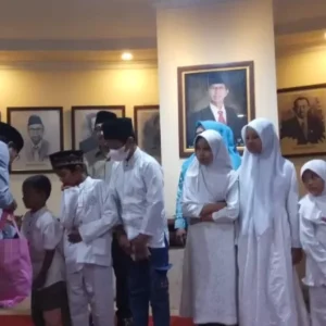 Pimpinan dan Anggota DPRD Surabaya Santuni Anak Yatim