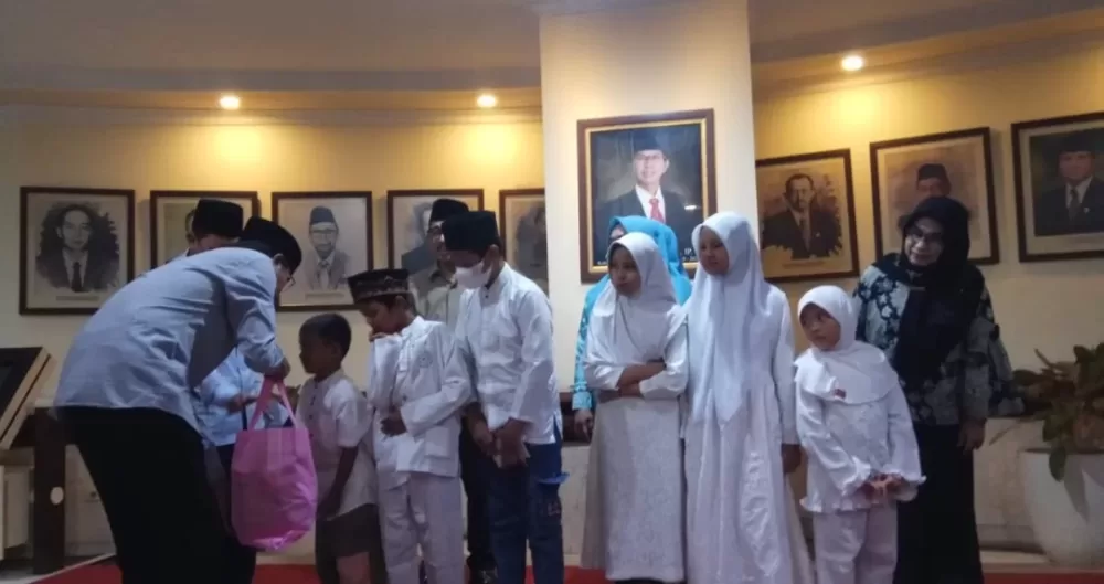 Pimpinan dan Anggota DPRD Surabaya Santuni Anak Yatim