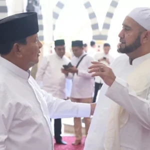 Didampingi Gibran, Lebaran Hari Pertama Prabowo Silaturahmi dengan Habib Syech di Solo