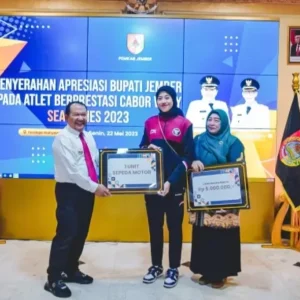 Bupati Jember Beri Hadiah Sepeda Motor dan Rp 5Juta untuk Megawati Atlet Voly Putri SEA Games 2023