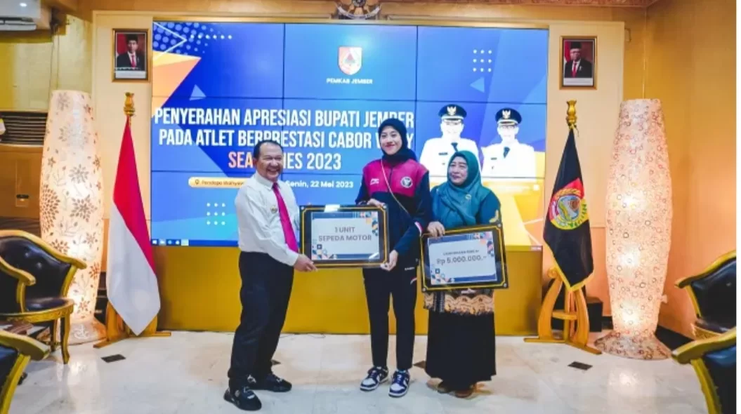 Bupati Jember Beri Hadiah Sepeda Motor dan Rp 5Juta untuk Megawati Atlet Voly Putri SEA Games 2023