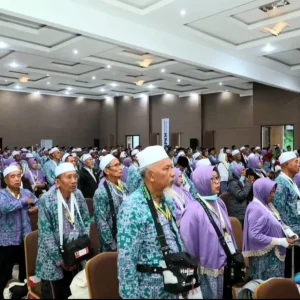 Gubernur Khofifah Lepas 445 Jamaah Haji Kloter Pertama Embarkasi Surabaya