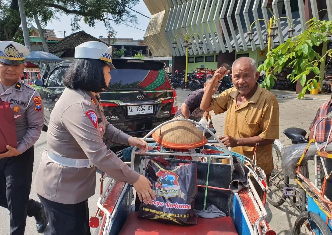 Rangkaian Sambut Hari Bhayangkara ke-77, Satlantas Polres Magetan Patroli Sambil Bagikan Bansos Pada Warga