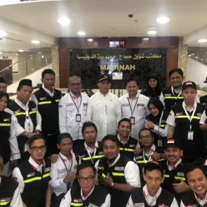 Di Madinah Menko Muhadjir Semangati Jemaah Haji Usia 98 Tahun