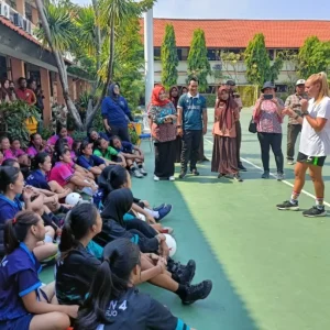 Sambut Piala Dunia Sepakbola Putri 2023, Gema Simon Pemain Timnas Putri Australia Beri Coaching Clinic di SMAN 4 Sidoarjo