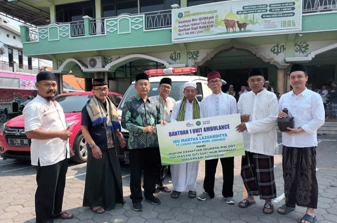 Mantan Wartawan Sumbang Mobil Ambulance ke Rukem Takmir Masjid SSNR Sidoarjo