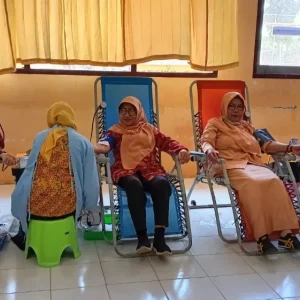 Hari Donor Darah Sedunia, Guru dan Siswa SMAN Jenggawah Jember Ramai ramai Donor