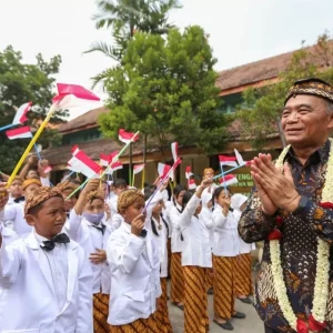 Menko Muhadjir Napak Tilas SD Bung Karno di Mojokerto