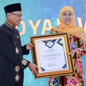 Gubernur Khofifah Raih Penghargaan DPP Asosiasi Profesi Widya Iswara