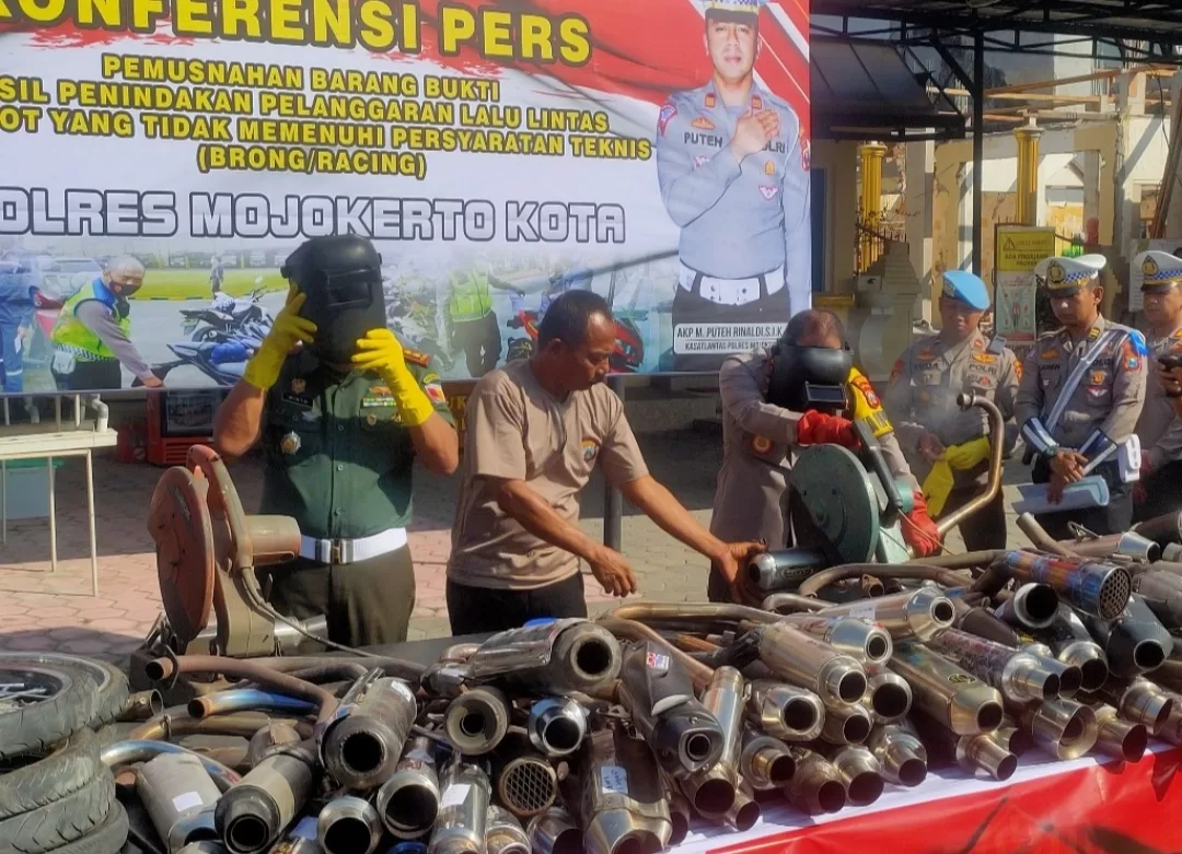 Operasi Patuh Semeru Digelar, Polres Mojokerto Kota Musnahkan Sedikitnya 150 Knalpot Racing