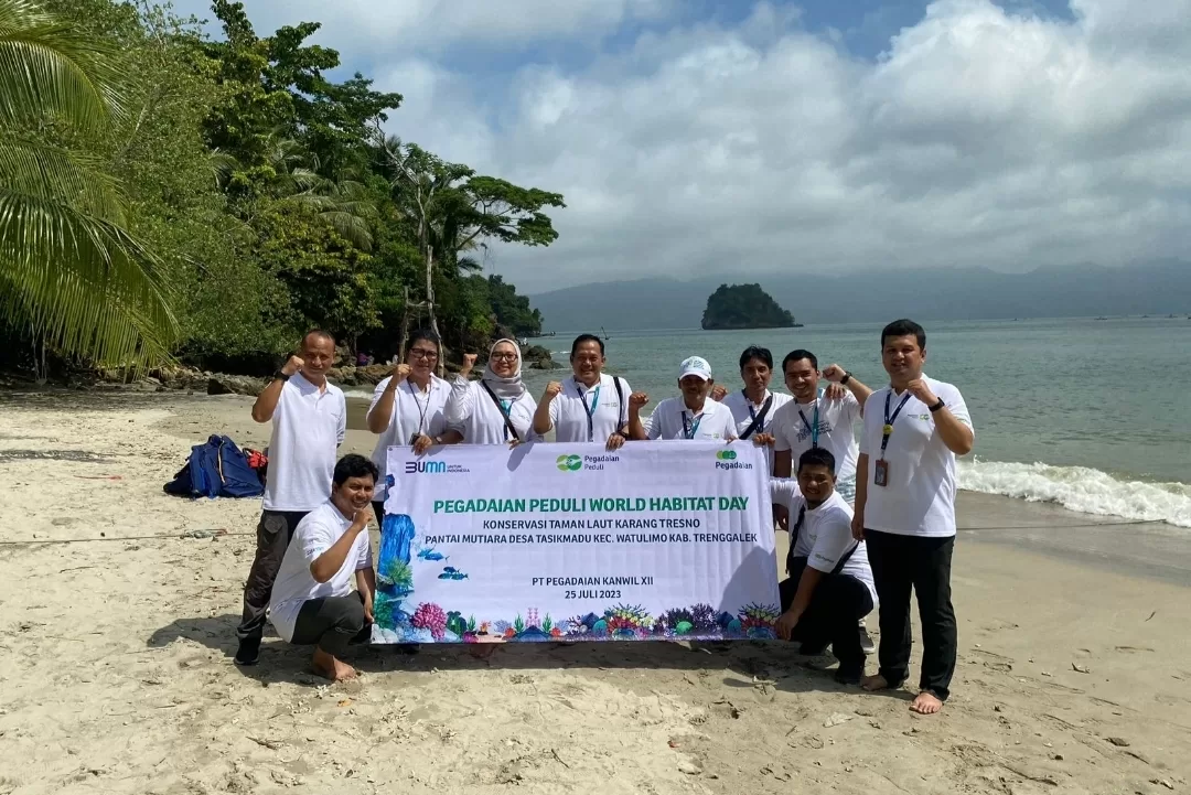 Pegadaian Kanwil XII Surabaya Berikan Bantuan 200 Terumbu Karang Buatan di Pantai Trenggalek