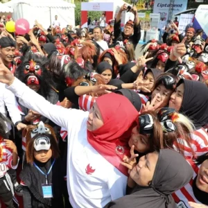 Bagikan 1.000 Buku Cerita Anak, Khofifah Ajak Gemar Membaca dan Menulis