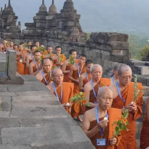 Ribuan Umat Budha Enam Negara Ikuti Pradaksina Mengitari Borobudur