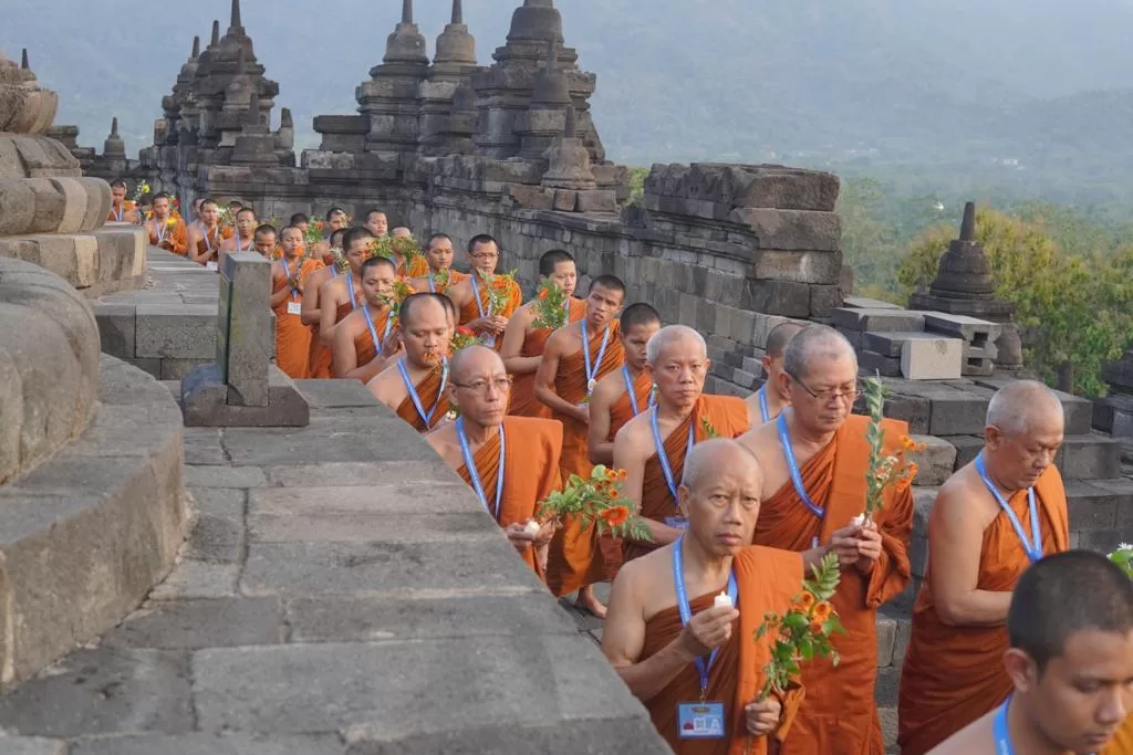 Ribuan Umat Budha Enam Negara Ikuti Pradaksina Mengitari Borobudur