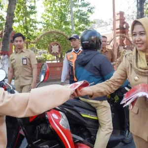 Walikota Ning Ita Bagikan 7.800 Bendera Merah Putih di Alun-Alun Kota Mojokerto