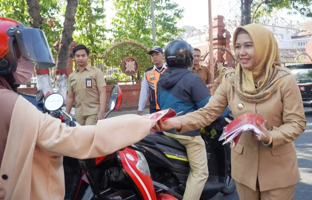 Walikota Ning Ita Bagikan 7.800 Bendera Merah Putih di Alun-Alun Kota Mojokerto