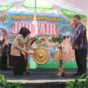 Gelar Job Fair 2023 di SMKN 1 Jatirejo, Bupati Mojokerto Ikfina Gandeng 37 Perusahaan