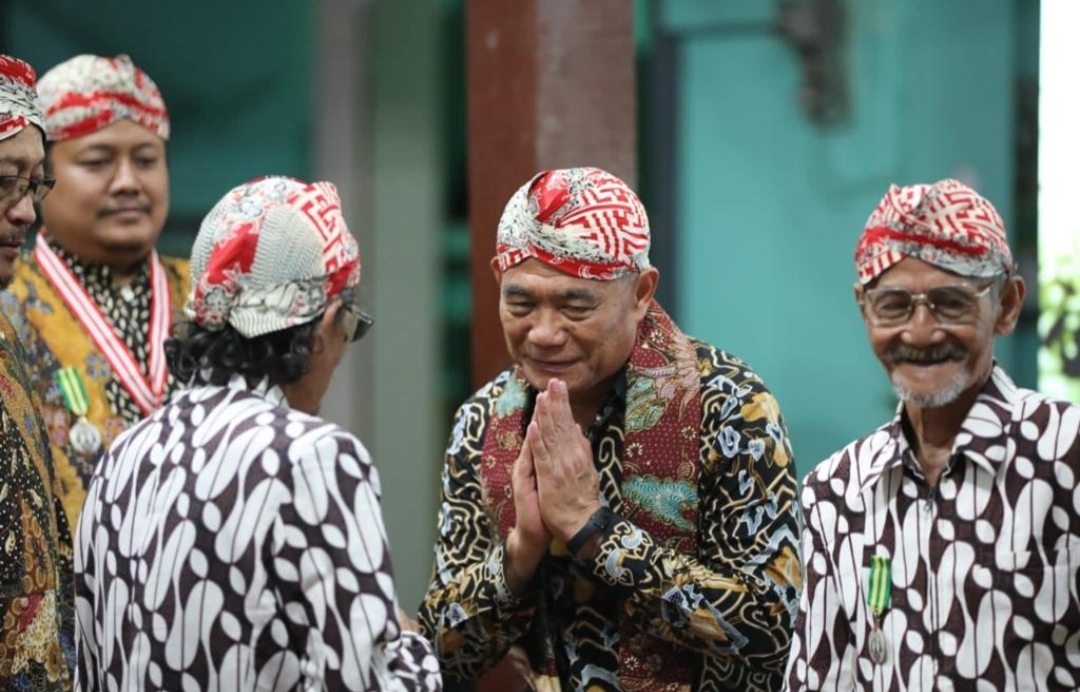 Menko PMK Terima Gelar Adat Raden Pangeran Anom dari Kasepuhan Majan