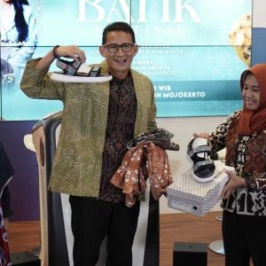 Ning Ita Perkenalkan Motif Batik Mojopahit Dalam “The Weekly with Sandi Uno” di Jakarta