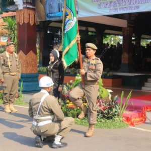 Kirab Pataka Jer Basuki Mawa Beya Sambut HUT Jatim 78 Tiba di Kabupaten Mojokerto