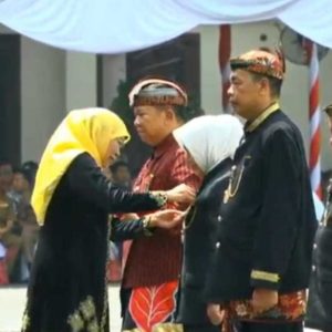 Walikota Mojokerto Terima Penghargaan Lencana Jer Basuki Mawa Beya, di HUT 78 Provinsi Jatim