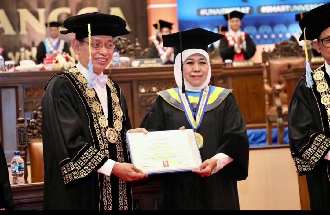 Gubernur Khofifah Raih Gelar Doktor Honoris Causa Bidang Ilmu Ekonomi UNAIR