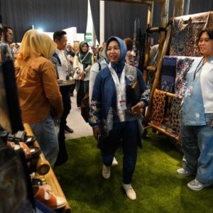 Batik Kontemporer modern Majapahit Kota Mojokerto Menasional di JMFW 2024