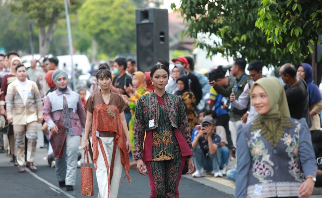 Mengawali Batik Festival, Banyuwangi Gelar Fashion On Pedestrian