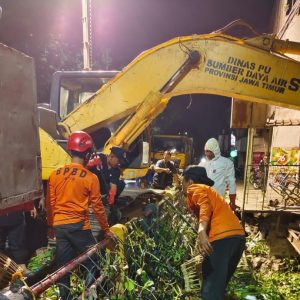 Jelang Musim Penghujan, Gubernur Jatim Bersih bersih Sungai Sinir Waru