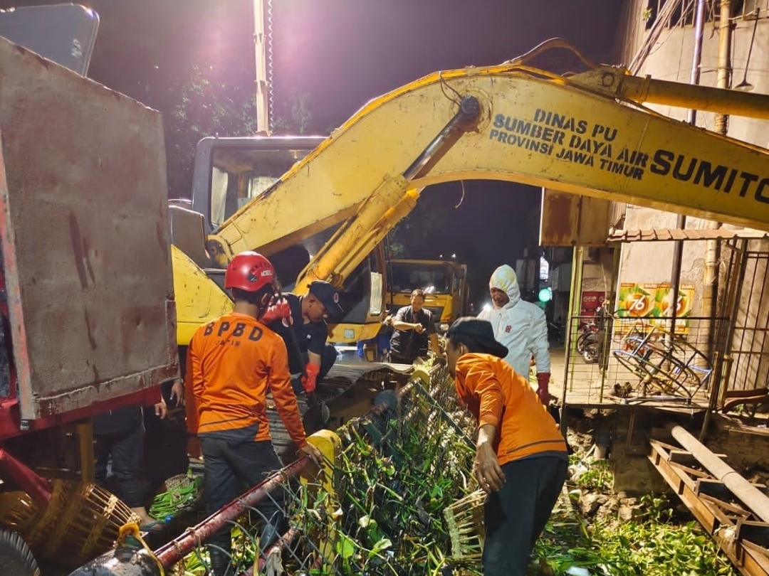 Jelang Musim Penghujan, Gubernur Jatim Bersih bersih Sungai Sinir Waru