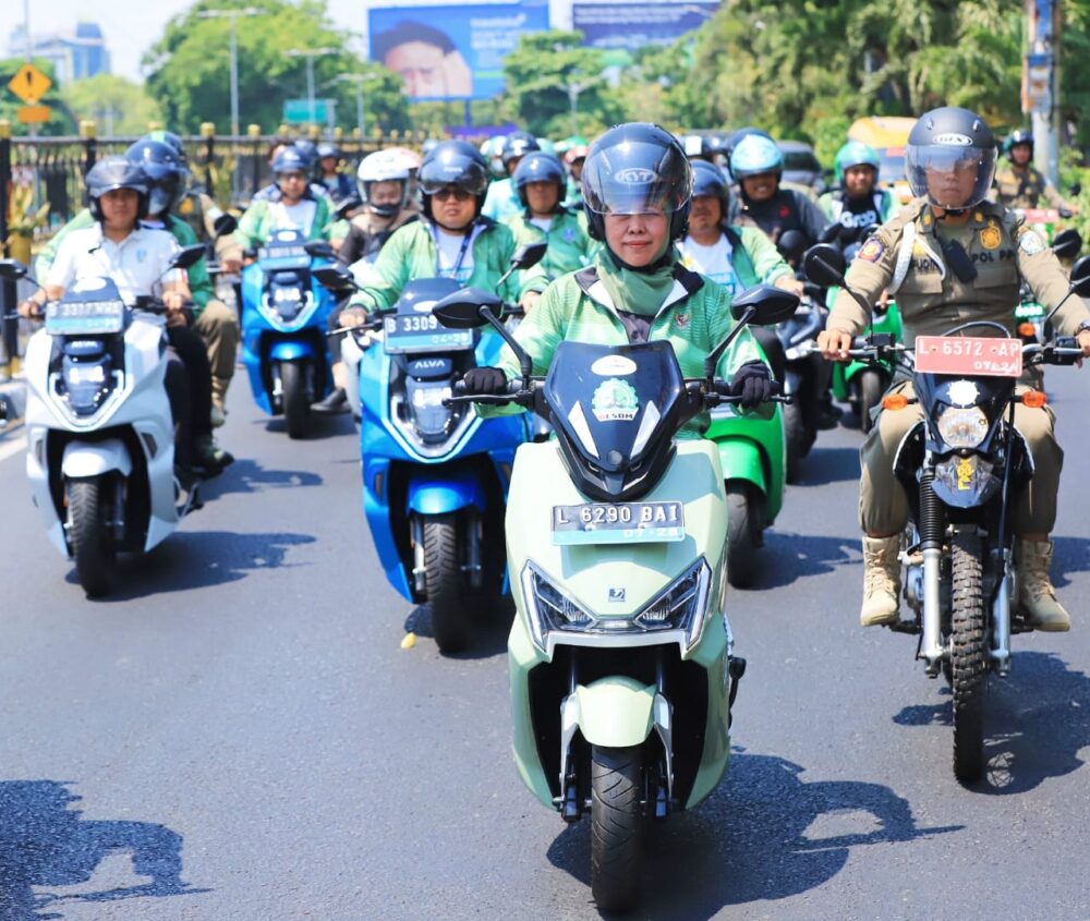 Gubernur Jatim Ikut Konvoi Motor Listrik dan Resmikan PLTS Atap di 20 Titik se-Jatim