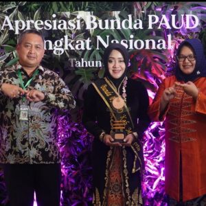 Bupati Mojokerto Raih Penghargaan Bunda PAUD Tingkat Nasional 2023