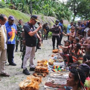 Menko Muhadjir Tinjau Kesehatan dan Kemiskinan Suku Dani