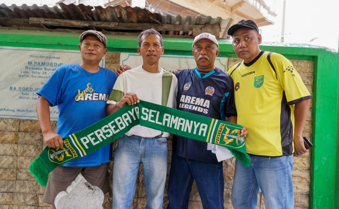 Momen Bersatunya Suporter Persebaya & Arema dalam Upacara Piala Dunia U-17 di Stadion GBT