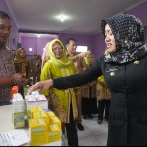 Dongkrak Ekonomi Warga Mojokerto, Bupati Ikfina Minta Masyarakat Beli Produk Lokal