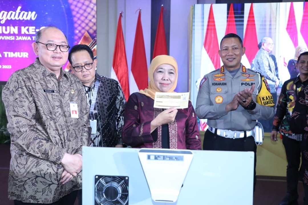 Gubernur Khofifah Launching ATM Samsat QRIS Pada HUT ke 61 Bapenda Jatim