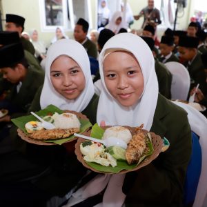 Arumi Bachsin Ajak Santri Ponpes Mojokerto Makan Ikan