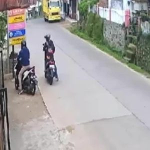 Tak Takut Terekam CCTV, Maling Motor Nekat Curi Vario di Balai Desa Belik-Trawas