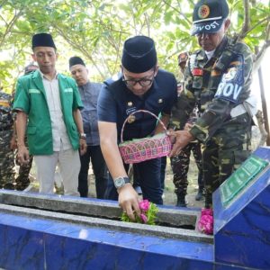 Kenang Heroisme Korban Bom Natal 2000 -Pj Wali Kota Ali Kuncoro Ziarah Makam Riyanto anggota Banser