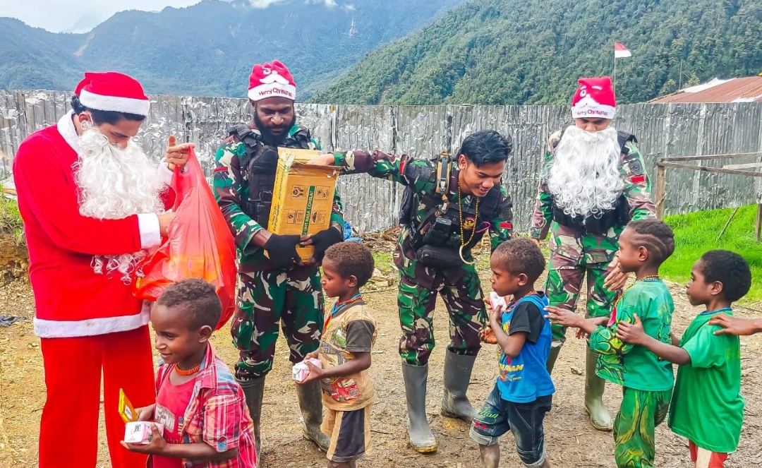 Perayaan Natal yang Memukau dan Bersejarah di Distrik Yigi dengan Kedatangan Sinterklas oleh Prajurit Julu Siri