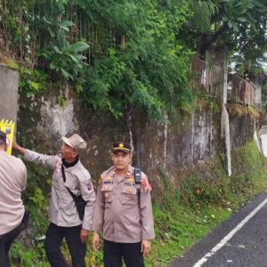 Liburan Tahun Baru, Polres Mojokerto Pasang Rambu Rawan Laka dan Longsor Jalur Puncak