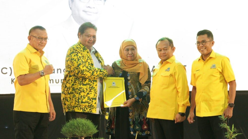 Rekom Diserahkan Airlangga, Khofifah Resmi Cagub Jatim 2024 dari Partai Golkar