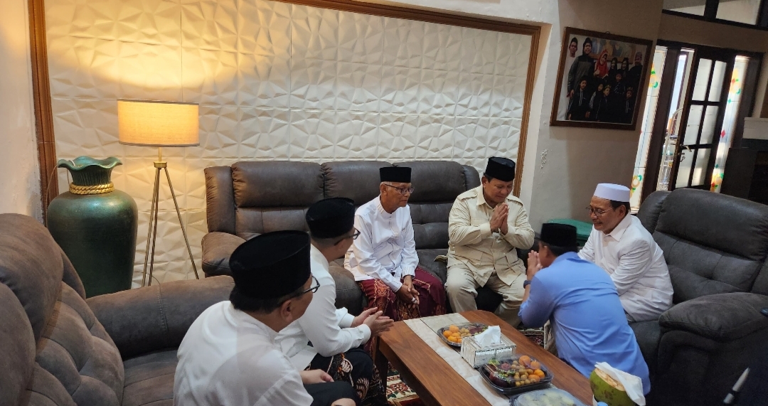 Kampanye Perdana 2024, Prabowo Sowan ke Ponpes Genggong