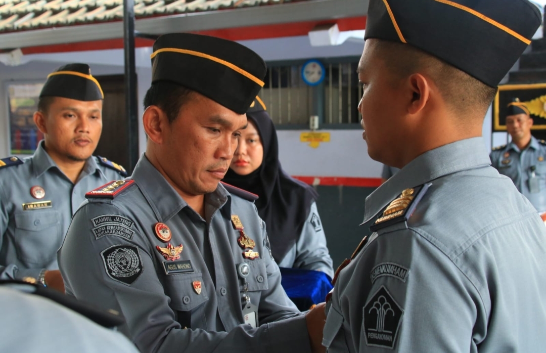 Kalapas Banyuwangi Sematkan Pin WBK Secara Simbolis Kepada Jajarannya